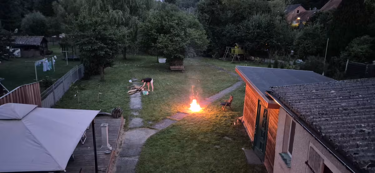 Garten mit Feuerstelle am Abend