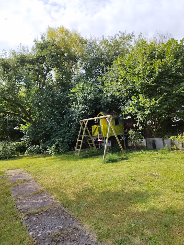 Garten mit Spielgeräten